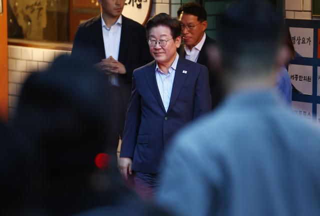 이재명 대통령이 11일 저녁 서울 광화문 인근 한식당에서 식사를 마친 후 나오고 있다. 이 대통령은 식당을 찾기 전 SNS에 식사 계획을 알리며 "민생회복 소비쿠폰 정책이 내수 진작과 지역경제 활성화에 활력을 불어넣길 기대한다"고 밝혔다.[사진=연합뉴스]