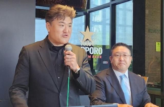 이노우에 타이스케 삿포로 국제사업본부 아시아퍼시픽&유럽사업부장(왼쪽)이 11일 서울 성수동에서 열린 '삿포로 프리미엄 비어스탠드' 오픈 미디어세션에서 발언하고 있다. [사진=조현미 기자]