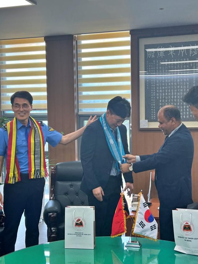 주한동티모르대사와 노무보좌관 일행은 지난 11일 동해해경청을 방문해 해양경찰의 자국민 보호와 인도적 조치 노력에 깊은 감동을 표하고 있다. [사진=동해해경청]