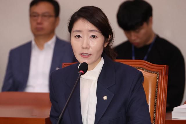 강선우 여성가족부 장관 후보자가 14일 국회 여성가족위원회에서 열린 인사청문회에서 위원의 질문에 답하고 있다. [사진=연합뉴스]