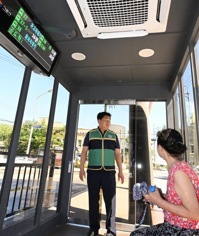 임병택 시흥시장이 매화동 스마트셸터 현장 점검을 하고 있다. [사진=시흥시]