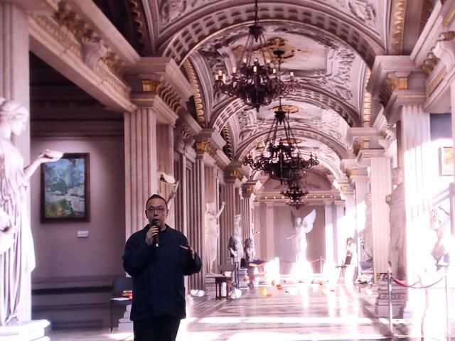 오한기 리얼타임 엔진 스튜디오 리더가 16일 네이버 사옥 내 '비전 스튜디오'에서 가상 배경을 등지고 설명하고 있다. [사진=백서현 기자]