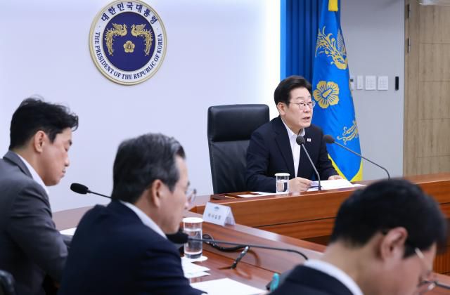 이재명 대통령이 17일 서울 용산 대통령실 청사에서 열린 4차  수석·보좌관 회의에서 발언하고 있다.[사진=연합뉴스]