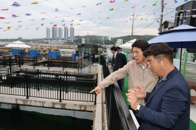 이강덕 포항시장이 지난 16일 구룡포와 장기 지역의 수산 분야 주요 현안 사업 현장을 둘러보고 있다(해원 해상 낚시터). [사진=포항시]