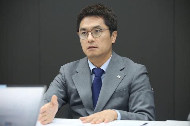 16일 최진영 미래에셋자산운용 채권운용1본부장(상무)이 아주경제와의 인터뷰 질문에 답하고 있다. [사진=미래에셋자산운용]