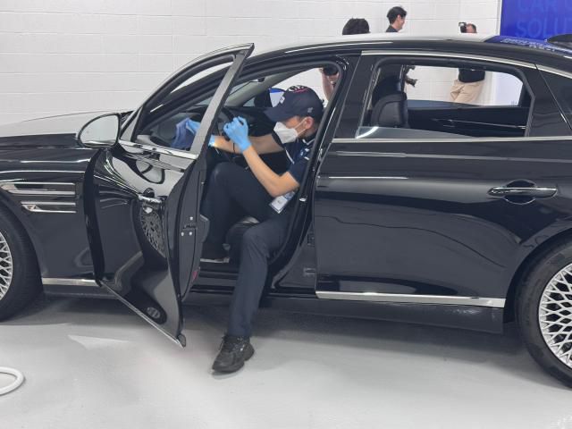 충청남도 천안에 위치한 'SK렌터카 오토옥션'에서 세스코 직원이 차량을 관리하고 있다. [사진=이성진 기자]