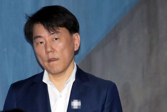 2018년 5월 이장석 전 키움 히어로즈 대표가 서울 서초구 서을고법에서 열린 횡령 등 혐의 재판에 출석하고 있다. [사진=연합뉴스]