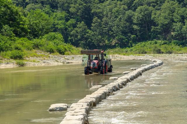 방문객을 마중나오는 맹개마을 트랙터 [사진=한국관광공사]