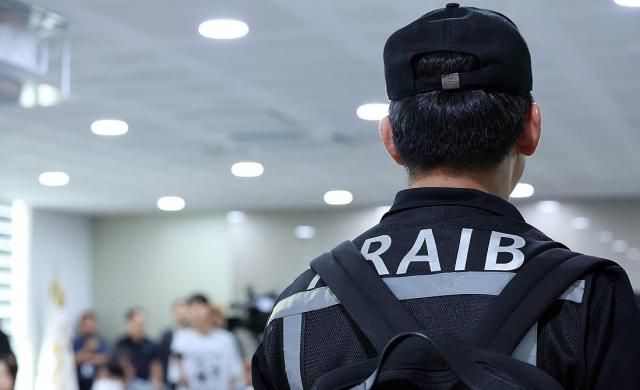 19일 무안국제공항 관리동 3층에서 열릴 예정이었던 12·29 제주항공 여객기 참사 엔진 정밀조사 결과 브리핑이 취소돼 항공철도사고조사단이 자리를 뜨고 있다. [사진=연합뉴스]