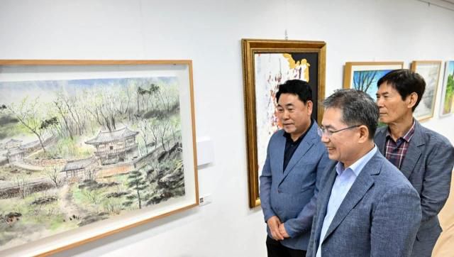 대구광역시 군위군은 특별기획 ‘군위 테마전’이 삼국유사 배움터 화본마을 작은 미술관에서 성황리에 개막했다. [사진=대구군위군]