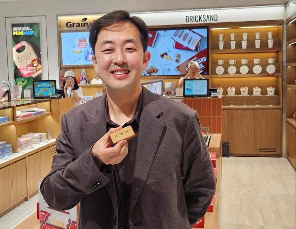 조헌기 브릭샌드 대표가 18일 신세계면세점 명동점 11층 매장 앞에서 자사 제품을 들고 있다. [사진=홍승완 기자]