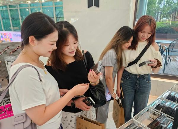 중국인 관광객 쎄시씨(왼쪽)가 친구들과 함께 스페이스 오브 BTS 매장을 구경하고 있다. [사진=홍승완 기자]