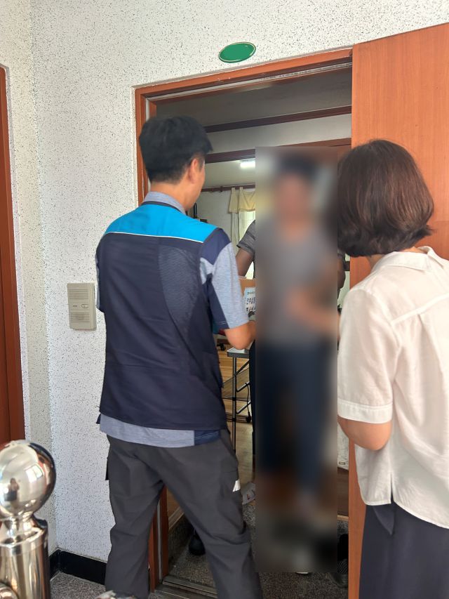 강릉시가 고립 위험이 높은 중장년 1인 가구를 대상으로 '안부살핌 우편서비스'를 운영하고 있다. [사진=강릉시]