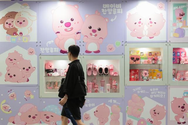 17일 서울 강남구 삼성동 코엑스에서 열린 캐릭터 라이선싱 페어 2025에서 방문객들 전시장을 둘러보고 있다. [사진=연합뉴스]