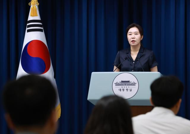 강유정 대통령실 대변인이 22일 서울 용산 대통령실 청사에서 인사 관련 브리핑을 하고 있다.[사진=연합뉴스]