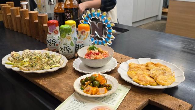 샘표 '저속노화 쿠킹클래스'에서 장은실 편집장이 시연한 네 가지 요리. 왼쪽 끝부터 가지 카르파초, 토마토 솥밥, 양파 올리브 김치, 닭고기전 [사진=김현아 기자]