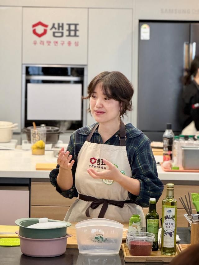 샘표 '저속노화 쿠킹클래스'에서 요리 시연을 하고 있는 장은실 맛있는책방 편집장 [사진=샘표]