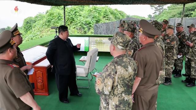 조선중앙통신은 24일 김정은 북한 국무위원장이 전날 인민군 대연합부대 포병구분대들의 사격훈련경기를 참관했다고 보도했다. [사진=연합뉴스]