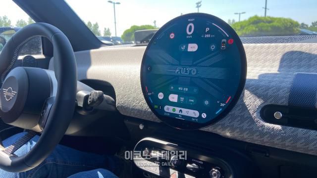 BMW 미니 쿠퍼 스티어링 휠 및 디스플레이[사진=김지영 기자]