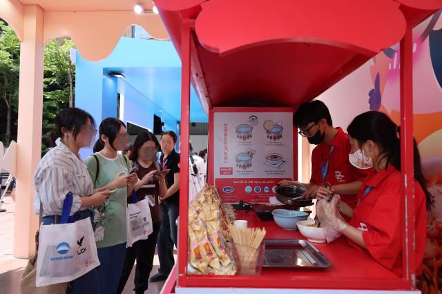 지난 6월 한국관광공사 하노이지사에서 개최한 호치민 K-관광로드쇼 농심 이벤트 부스에서 베트남 사람들이 불닭볶음면 시식을 기다리고 있다. [사진=한국관광공사]