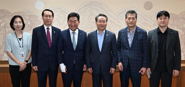 유정복 인천광역시장이 25일 시청 대접견실에서 박종범 세계한인경제무역협회 회장 접견하고 기념촬영을 하고 있다. [사진=인천시]