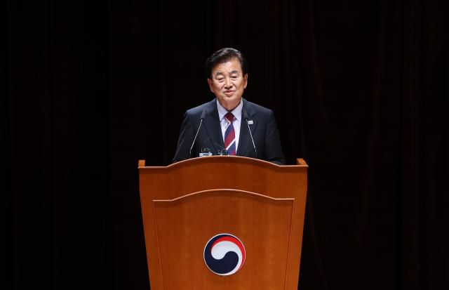 정동영 통일부 장관이 지난 25일 서울 종로구 정부서울청사 별관에서 열린 취임식에서 취임사를 하고 있다. [사진=연합뉴스]