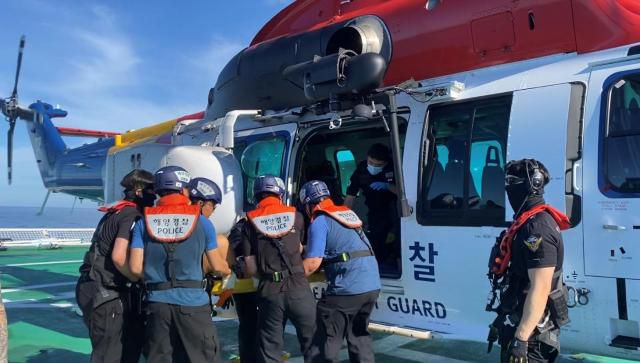 헬기탑승. [ㅔ사진=동해해경청]
