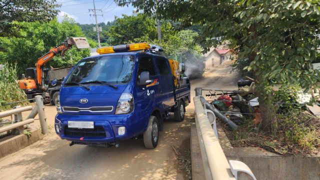 강릉시가 경기도 가평군에 감염병 확산 방지를 위한 방역 인력과 차량을 긴급 지원하며 재난 상황에서의 지방자치단체 간 상생 협력을 보여주고 있다. [사진=강릉시]