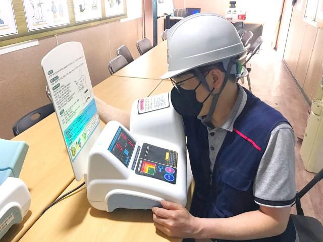 부영 아파트 공사 현장에서 근로자가 건강 체크를 하고 있다.[사진=부영그룹]