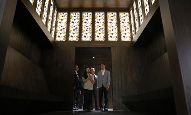 신임 최휘영 문화체육관광부 장관이 1일 취임 후 첫 일정으로 아시아태평양경제협력체(APEC) 정상회의’ 개최지인 경주를 찾아 우양미술관을 살펴보고 있다. [사진=문체부]