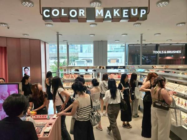 올리브영N 성수 2층 '컬러 메이크업' 공간에서 소비자들이 색조 브랜드를 살펴보고 있다. [사진=홍승완 기자]