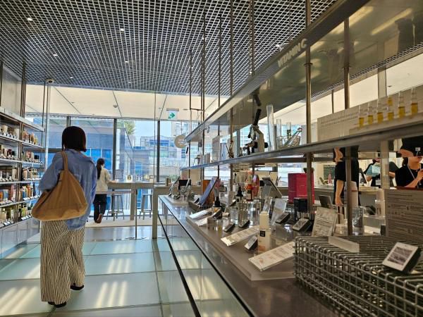 30일 '올리브영N 성수' 3층 액티브 스킨케어 공간을 한 소비자가 둘러보고 있다. [사진=홍승완 기자]