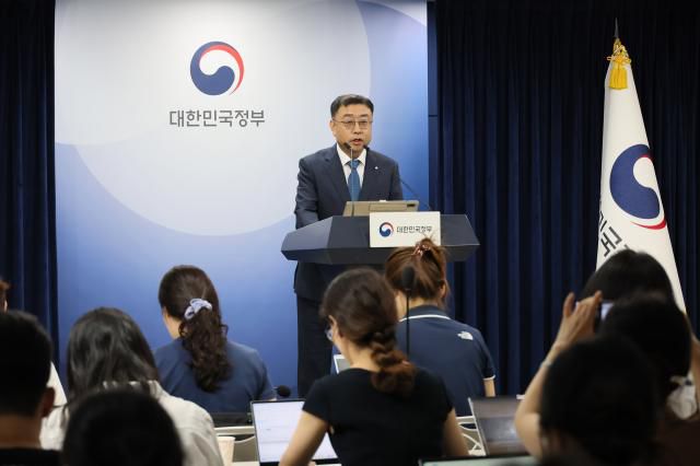 송상훈 과학기술정보통신부 정보통신정책실장이 4일 서울 종로구 정부서울청사에서 독자 AI 파운데이션 모델 프로젝트 정예팀 선정 결과를 브리핑하고 있다. [사진=연합뉴스]