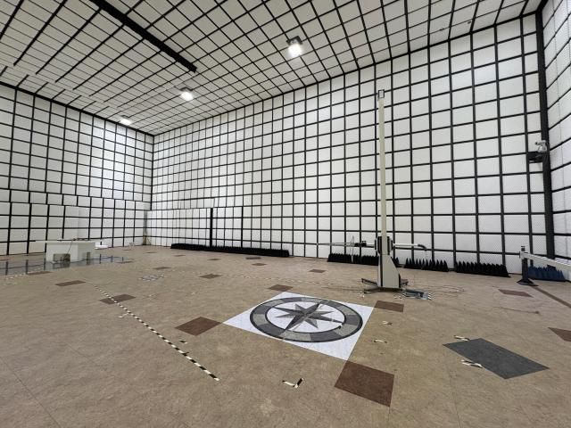 10m 전자파무반사실. 전자기 적합성(EMC) 시험 항목 중 하나인 전자파방사장해(Radiated Emission)를 측정하는 공간이다. 사진-최연재 기자