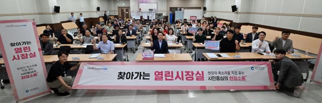 유정복 인천광역시장이 6일 계양도서관에서 열린 찾아가는 열린시장실에서 주민들과 기념촬영을 하고 있다. [사진=인천시]