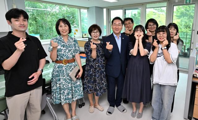 유정복 인천광역시장이 6일 연수구 동심원에서 직원들을 격려하고 있다. [사진=인천시]