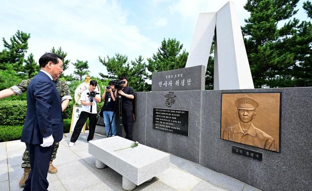 유정복 인천광역시장이 8일 섬의날을 기념해 옹진군 연평면을 방문해 연평도 포격전 전사자 위령탑을 참배하고 있다. [사진=인천시]