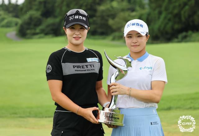 10일 한국여자프로골프(KLPGA) 투어 제주삼다수 마스터스에서 우승한 동생 고지원(오른쪽)과 언니 고지우. [사진=KLPGA]