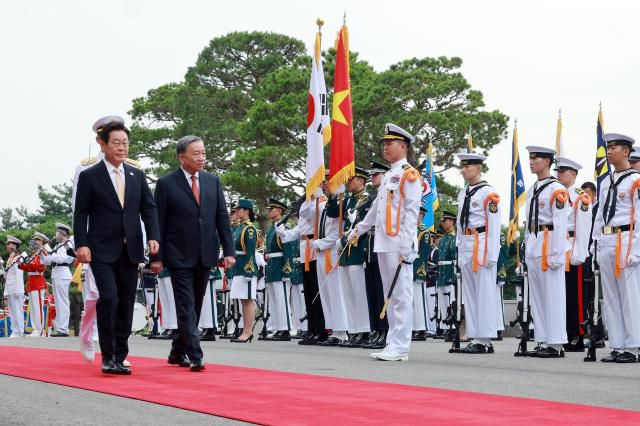 이재명 대통령이 11일 서울 용산 대통령실 청사에서 열린 또 럼 베트남 서기장 국빈 방한 공식 환영식에서 또 럼 서기장과 함께 의장대를 사열하고 있다. [사진=연합뉴스]
