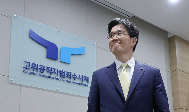 오동운 고위공직자범죄수사처장이 지난 6월 17일 정부과천청사 공수처에서 열린 기자간담회에서 발언을 마친 뒤 단상을 내려가는 모습 [사진=연합뉴스]