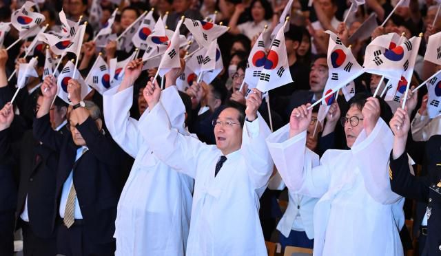 유정복 인천광역시장이 15일 아트센터인천에서 열린 '제80주년 광복절 경축행사'에서 참석자들과 만세삼창을 하고 있다. [사진=인천시]