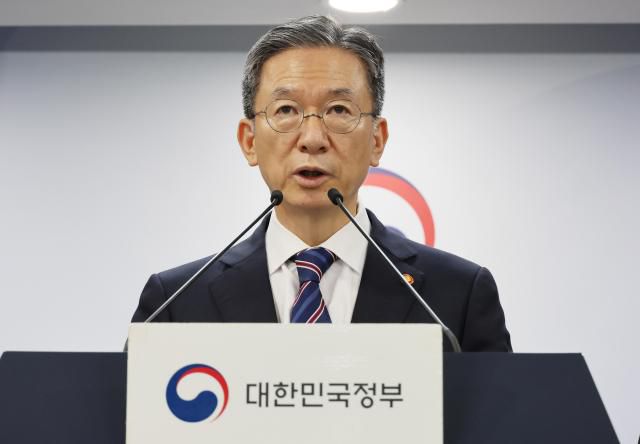 정성호 법무부 장관이 11일 서울 종로구 정부서울청사에서 8.15 광복절 특별사면 명단을 발표하고 있다. {사진=연합뉴스}