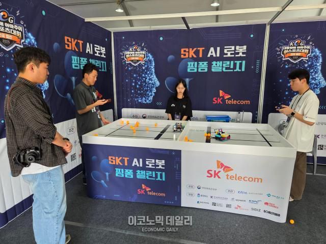 올해 행사의 부대 행사 공간은 경기가 펼쳐지는 제천체육관 외에 위치한 별도 대형 텐트에 마련됐다. 텐트 내부에서는 각종 정식 종목 체험을 포함한 다채로운 부스 구성을 만나볼 수 있다[사진=선재관 기자]