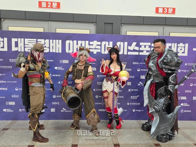 아케이드게임, 보드게임, 인디게임 등 시합 종목 외에도 직접 게임을 플레이하며 즐길 수 있는 체험존도 다수 준비되어 있다. 사진은 체험존에 마련된 코스프레 체험존 [사진=선재관 기자]