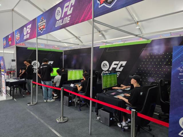 올해 행사의 부대 행사 공간은 경기가 펼쳐지는 제천체육관 외에 위치한 별도 대형 텐트에 마련됐다. 텐트 내부에서는 각종 정식 종목 체험을 포함한 다채로운 부스 구성을 만나볼 수 있다[사진=선재관 기자]