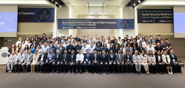 19일 오전 연세대학교 백양누리에서 열린 제19회 국제 사회보장 학술대회 개막식에서 김동연 경기도지사가 참석한 내빈들과 기념촬영을 하고 있다. [사진=경기도]