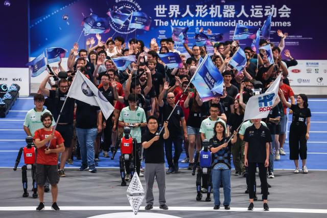 14일 로봇 개막식에 참가한 각국 로봇팀이 로봇선수들 [사진=EPA연합뉴스]