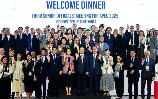 유정복 인천광역시장이 13일 중구 인스파이어리조트에서 열린 'APEC 제3차 고위관리회의 만찬'에서 기념촬영을 하고 있다. [사진=인천시]