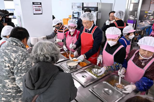 양평군 노인복지관 배식 봉사. [사진=양평군]