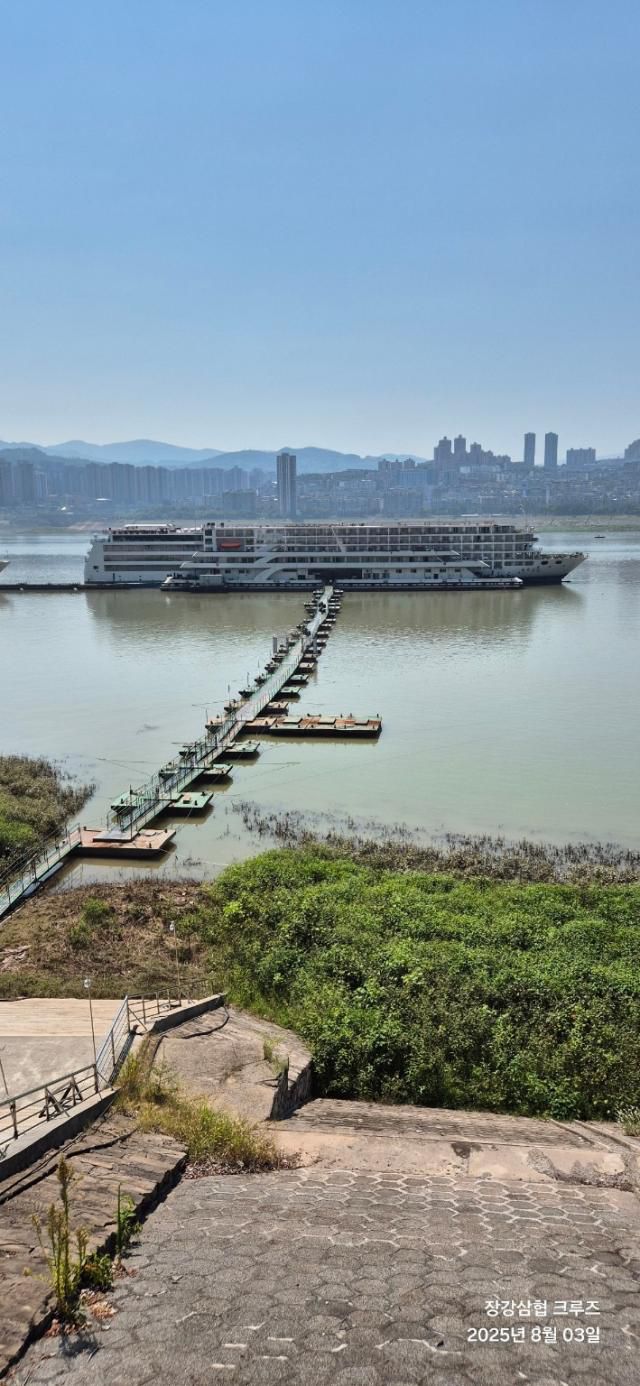 수심때문에 강 가운데 정박시설을 만들었다. [사진=저자 제공]